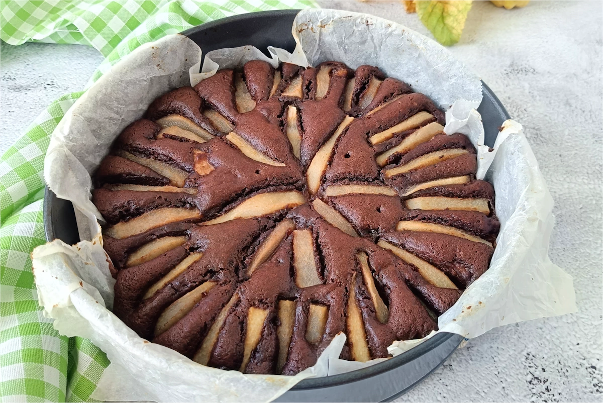 ricetta per torta pere e cioccolato, torta nella tortiera