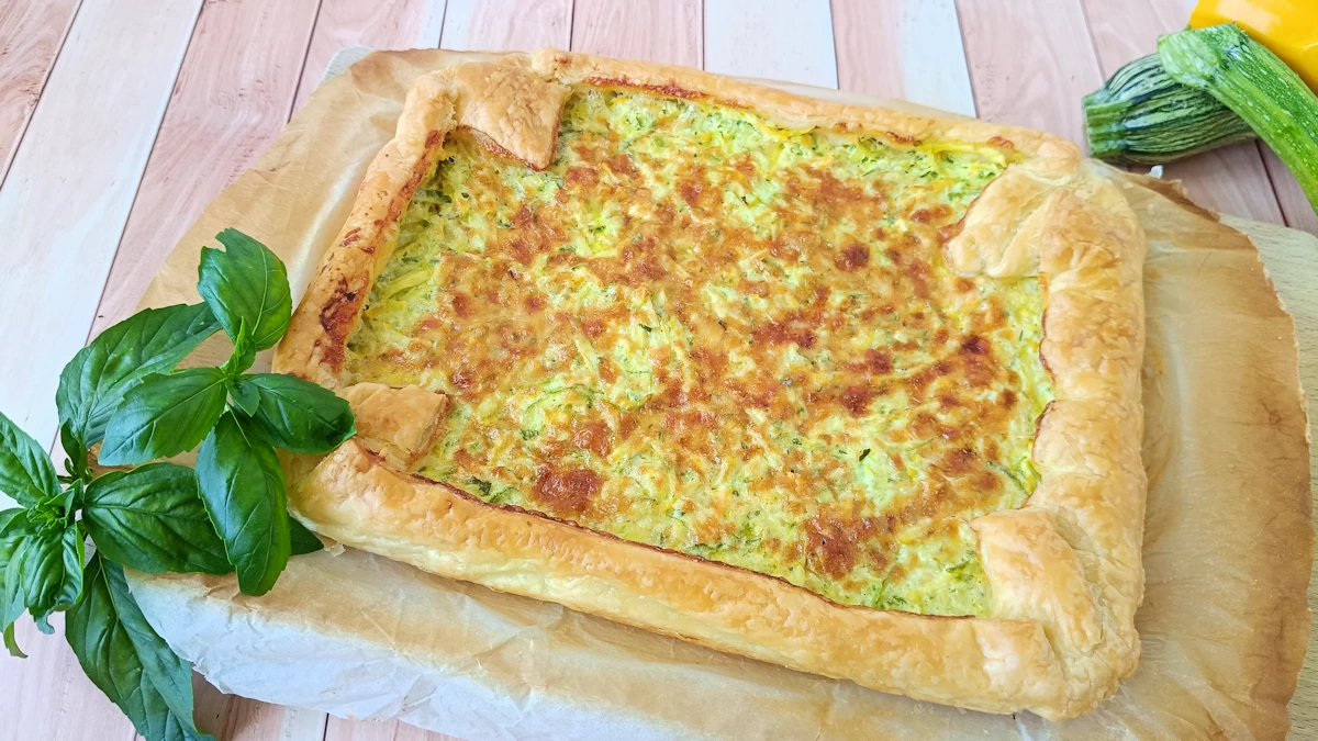 torta salata con zucchine grattugiate e ricotta appoggiata su un tagliere