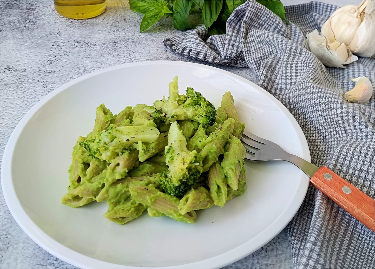 pasta integrale con i broccoli in un piatto appoggiato su un tavolo