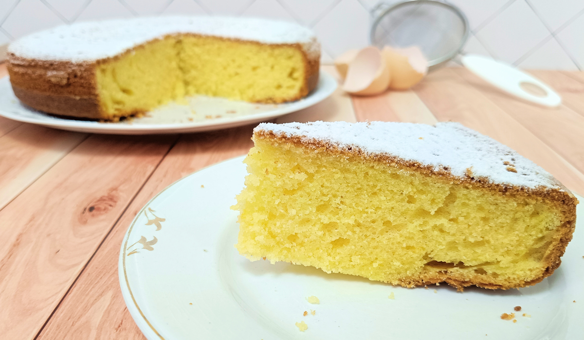 torta allo yogurt con vasetto, fetta di torta tagliata su di un piatto