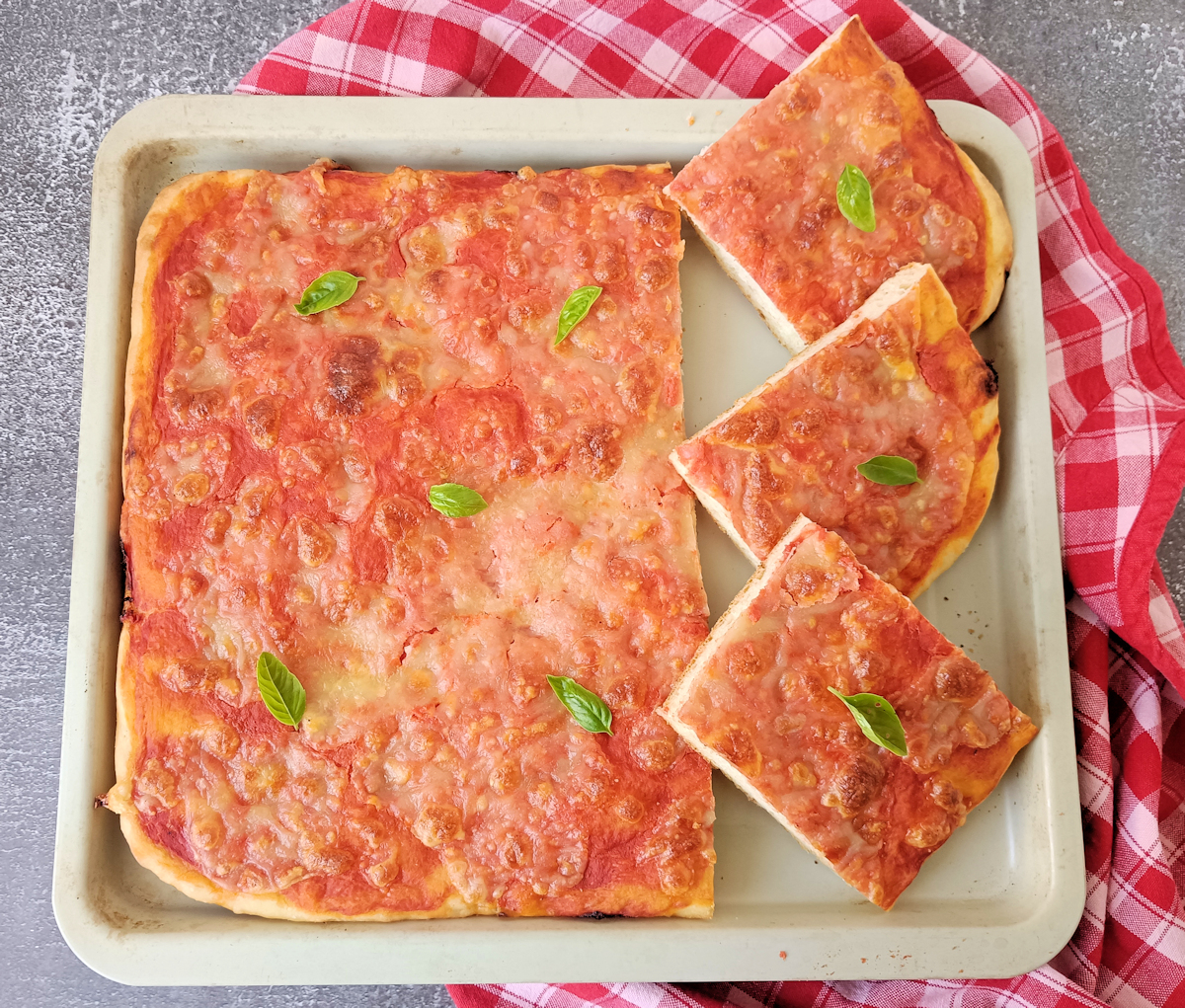 Pizza in teglia con lievito secco tagliata a pezzetti