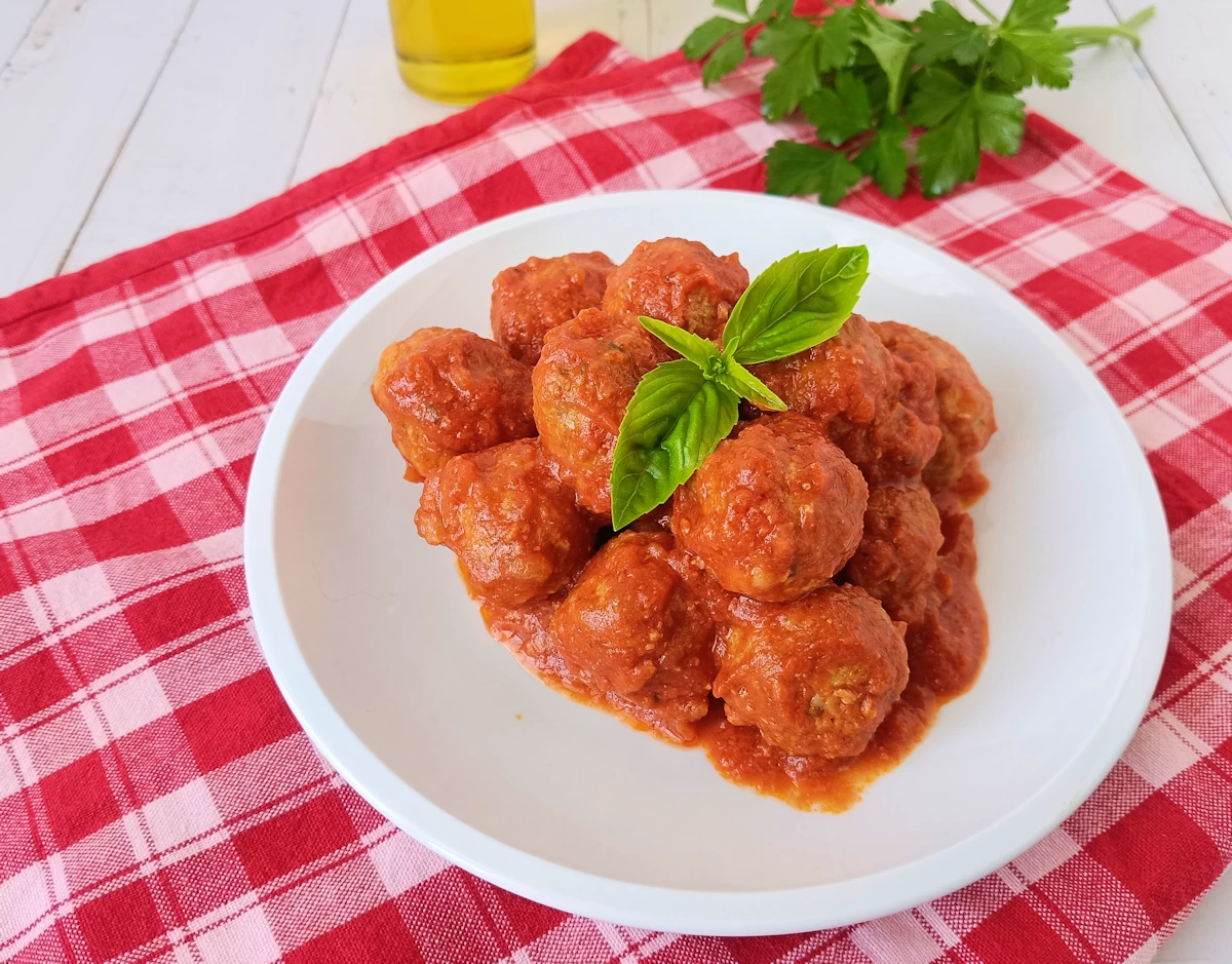 Ricetta polpette al sugo di pomodoro a cottura lenta, morbide e irresistibili