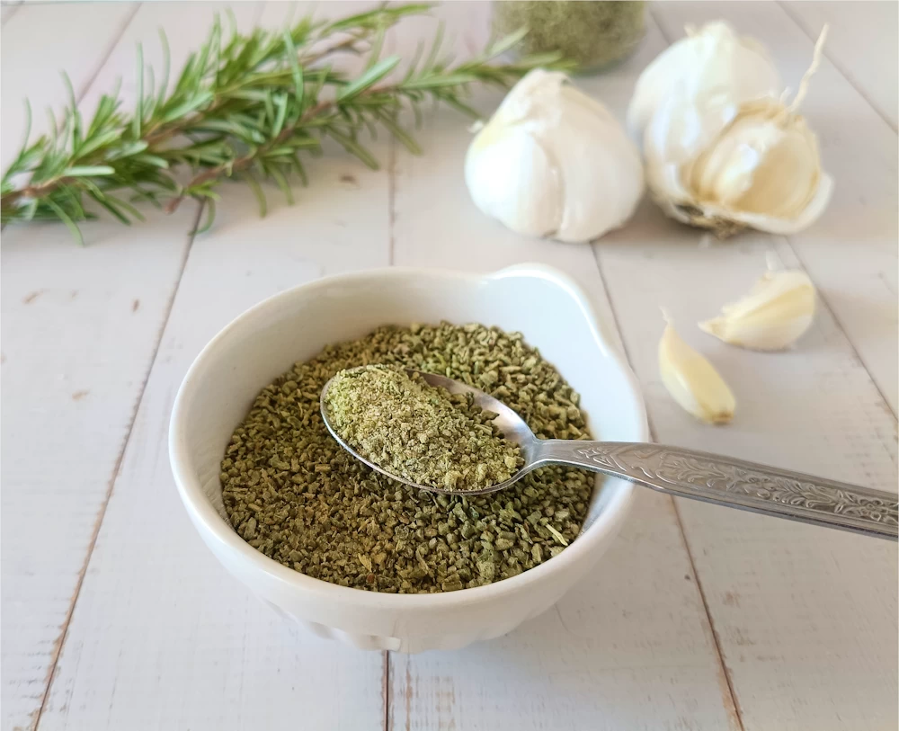 Sale aromatizzato fatto in casa: la ricetta facile con aglio e rosmarino