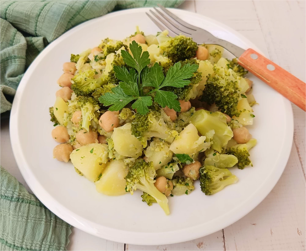 Insalata di patate, ceci e broccoli: ricetta fresca e facile pronta in 20 minuti