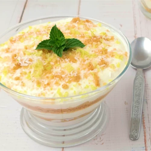 dolce al limone in bicchiere